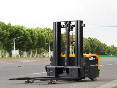 Electric Pallet Stackers in Modern Warehouses